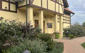 Eingang zur Rezeption und Restaurant